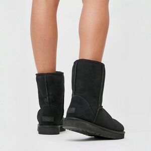 Classic Short Uggs
Color: Black